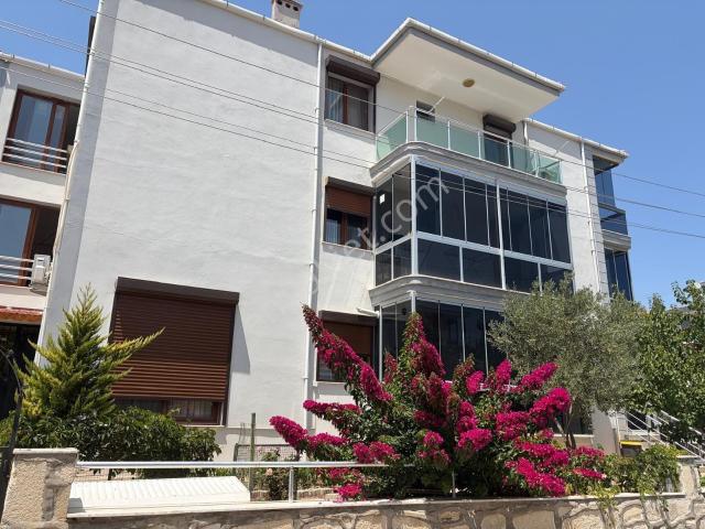 Yenifoça Merkezde Satılık Geniş 2+1 Daire