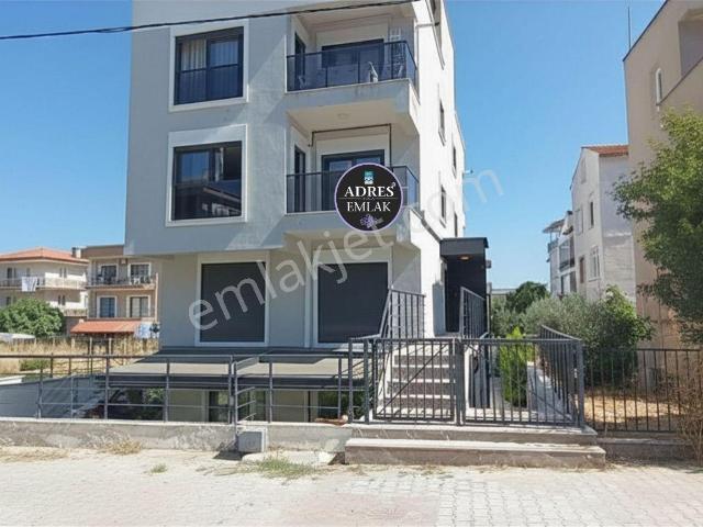 Yenifoça Narezen Bölgesinde Satılık Arakat 2+1 Daire