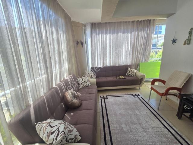 Yenifoça Poyraz Yaşam'da Geniş Balkonlu Eşyalı Kiralık 1+1 Daire