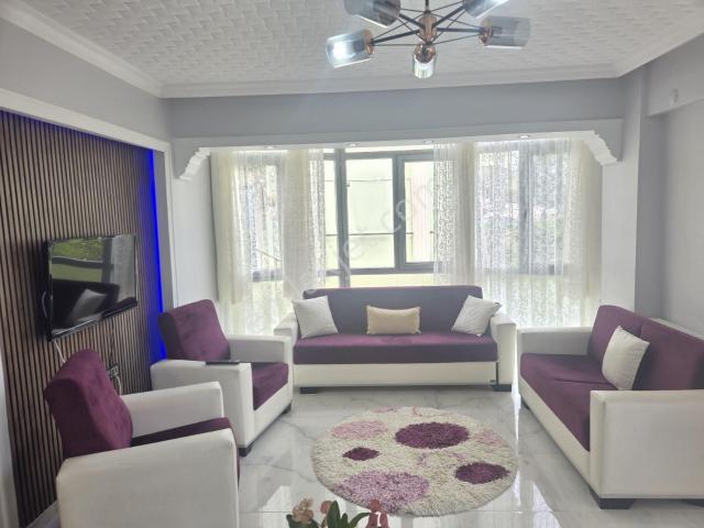 Yenifoça'nın Merkezinde Satılık Geniş Bahçe Katı 2.5 + 1 Daire