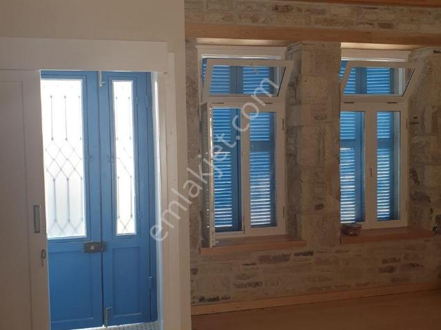 Yenifoça'da Müstakil Bahçeli Denize Çok Yakın Kiralık Taş Villa