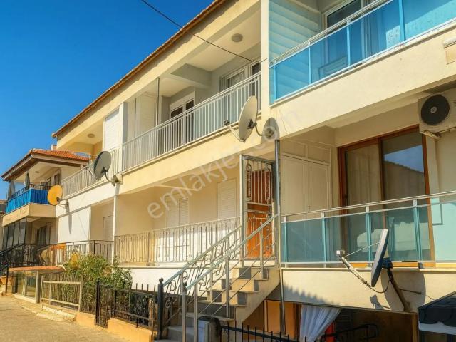 Yenifoça'da Marina'ya Çok Yakın Konumda Satılık 2+1 Daire