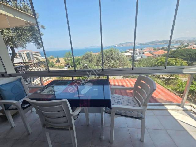 Yenifoça'da Deniz Manzaralı Müstakil Bahçeli Satılık Tripleks