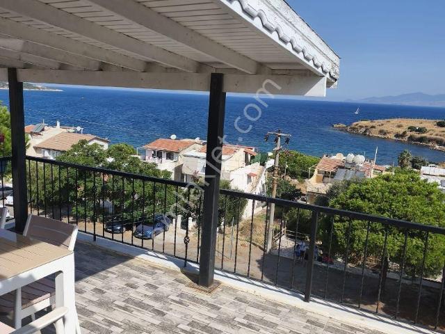 Yenifoça'da Deniz Manzaralı Açık Teraslı Eşyalı Kiralık Daire