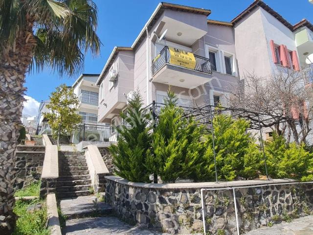 Yenifoçada Deniz Manzaralı Doğalgazlı Satılık 3+1 Dubleks Villa
