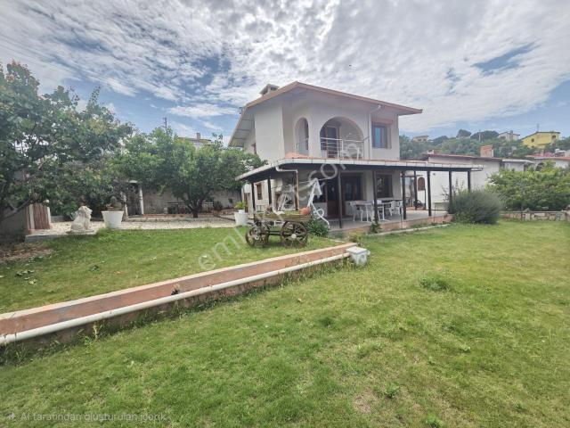 Yenifoça'da Deniz Manzaralı Satılık Tam Müstakil Dubleks Villa