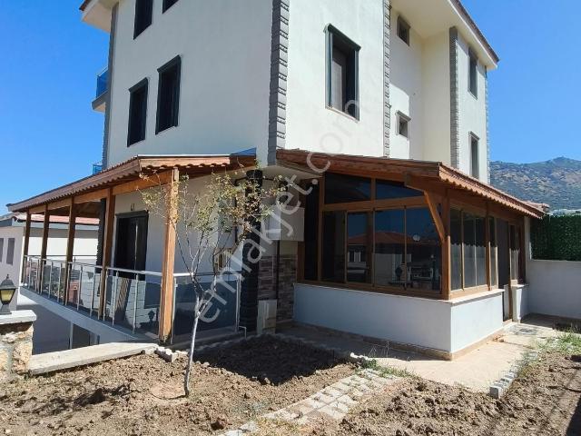 Yenifoça'da Deniz Manzaralı 3+1 Tripleks Villa