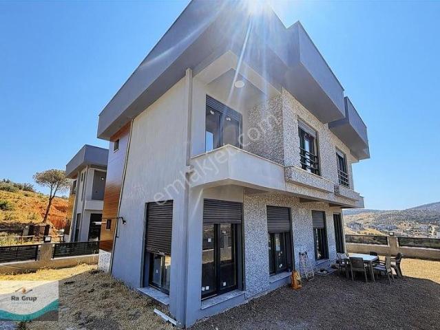 Yenifoçada Deniz Ve Orman Manzaralı Teraslı Bahçeli 2+1 Villa