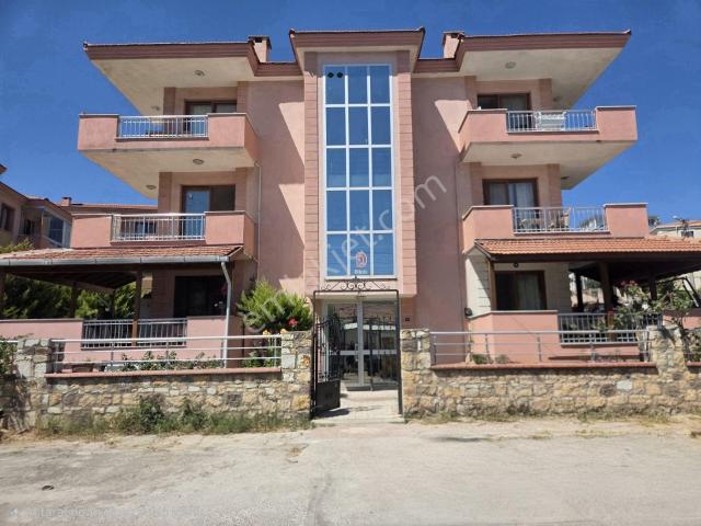 Yenifoça'da Denize Yakın Çok Geniş Kiralık 2+1 Daire