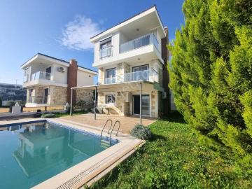Yenifoça'da Eşsiz Deniz Manzaralı Müstakil Tripleks Villa
