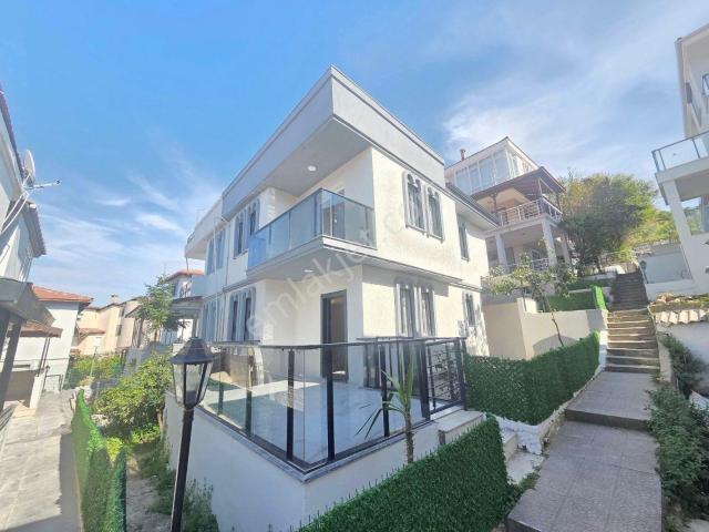 Yenifoça'da Full Tadilatlı Satılık 3+1 Dubleks Villa