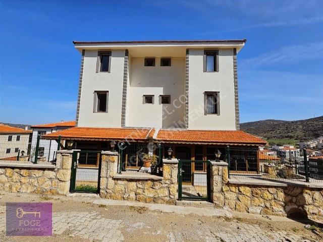 Yenifoça'da Geniş Müstakil Bahçeli Deniz Manzaralı Tripleks Ev