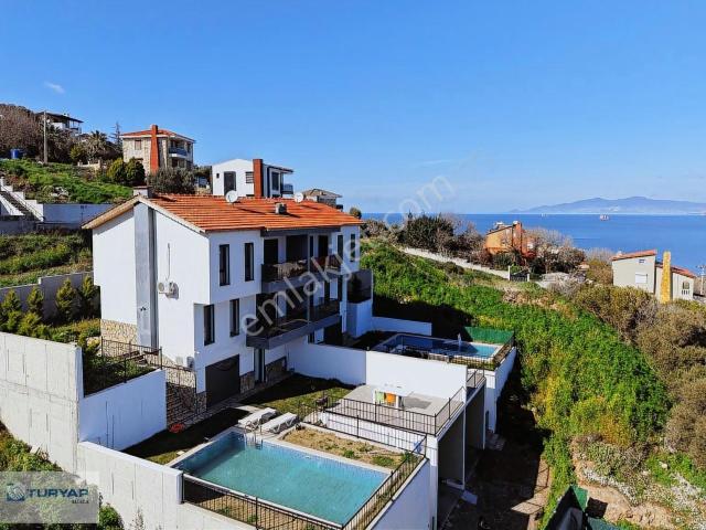 Yenifoçada Havuzlu Emsalsiz Fırsat Satılık 3+2 Villa