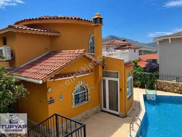Yenifoçada Havuzlu Lüx Villa