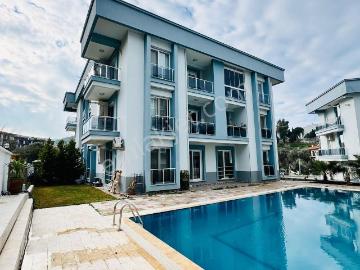 Yenifoça'da Havuzlu Site İçerisinde Kiralık 2+1 Eşyalı Daire