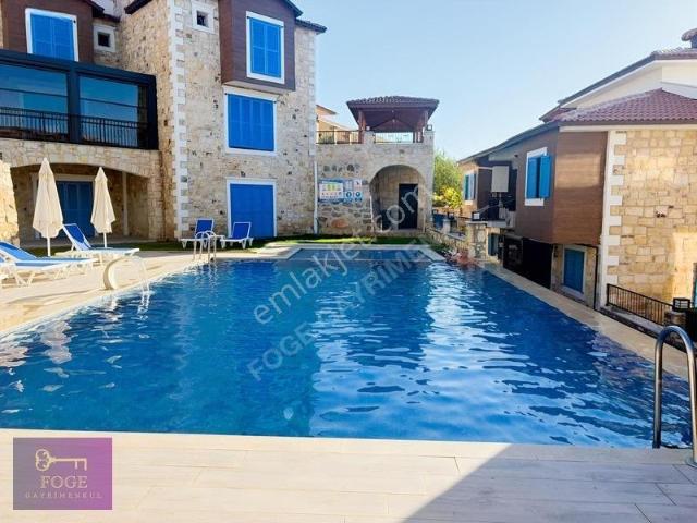 Yenifoça'da Havuzlu Sitede Bahçeli Teraslı Eşyalı Kiralık Villa