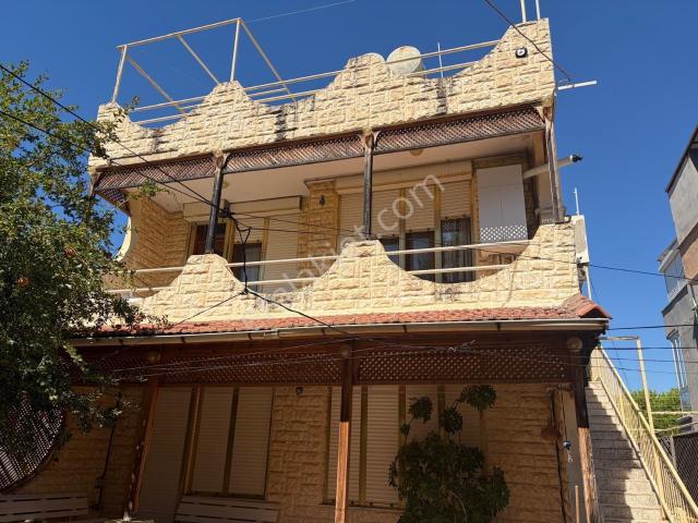 Yenifoça'da Keyifli Deniz Manzaralı Eşyalı Kiralık 2+1 Daire
