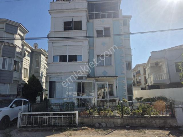 Yenifoça'da Sahile Yakın Merkezde Kiralık Geniş 2+1 Daire