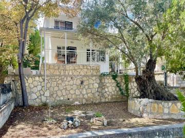 Yenifoça'da Tam Müstakil, Bahçeli Doğalgazlı Villa