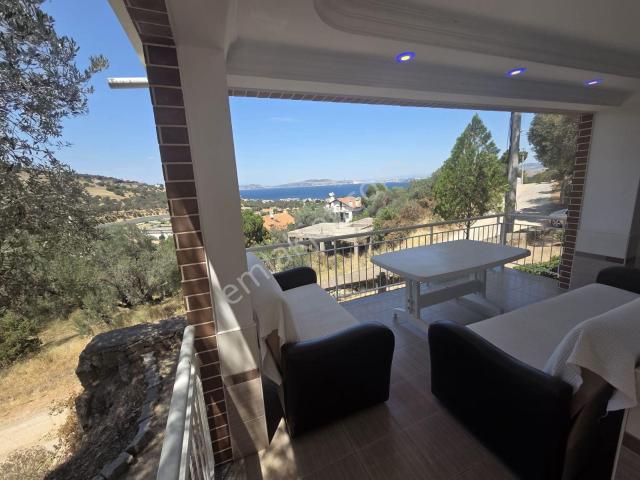 Yenifoça'da Tam Müstakil Doğa Ve Deniz Manzaralı Satılık Villa