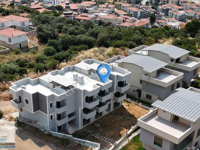 Yenifoça'da Teraslı Deniz Manzaralı 1+1 Daire