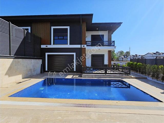 Yeniköy Merkez'de 4+1 375m² Müstakil Havuzlu Lüks Villa