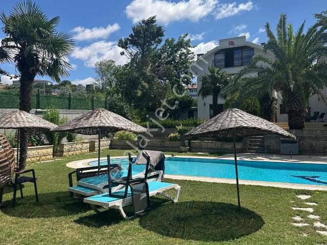 Yeniköy'de Deniz Manzaralı İkiz Villa Geniş Aileler İçin Uygun