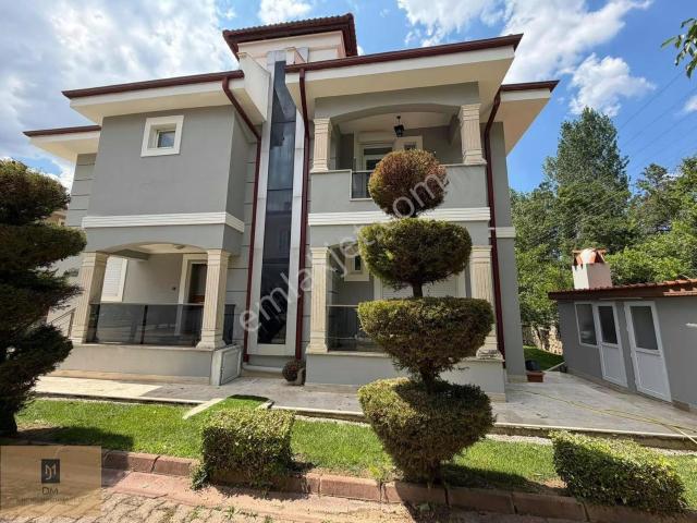 Yeniköyde Site İçinde Eşyalı,kiralık,260 M² Lüks Müstakil Villa
