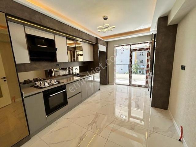 Yenikent Emlak'tan Geniş M2 Full Yapılı Giyinme Odalı 4+1 Daire