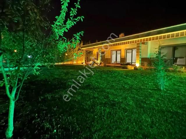 Yenihisarda Muhteşem Bahçeye Sahip 4+1 Satılık Köşe Villa