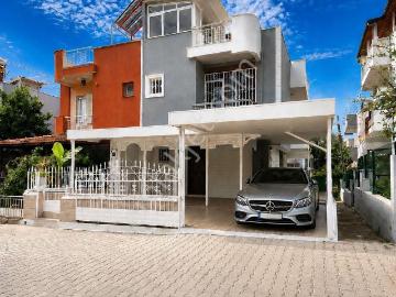 Yenilenmiş Otoparklı Sahile Yakın Villa