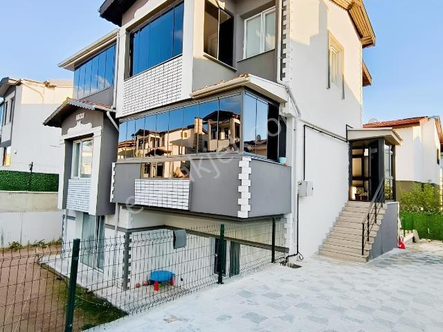 Yenimahalle Ata Mahallesinde Ful Yapılı 5+2 Satılık Villa.