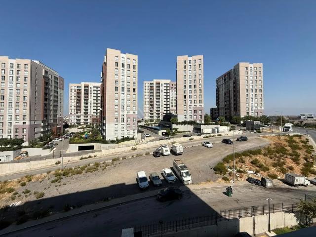 Yenitepe Konutlarında Havuz Manzaralı 1+1 Site İçinde Otoparklı
