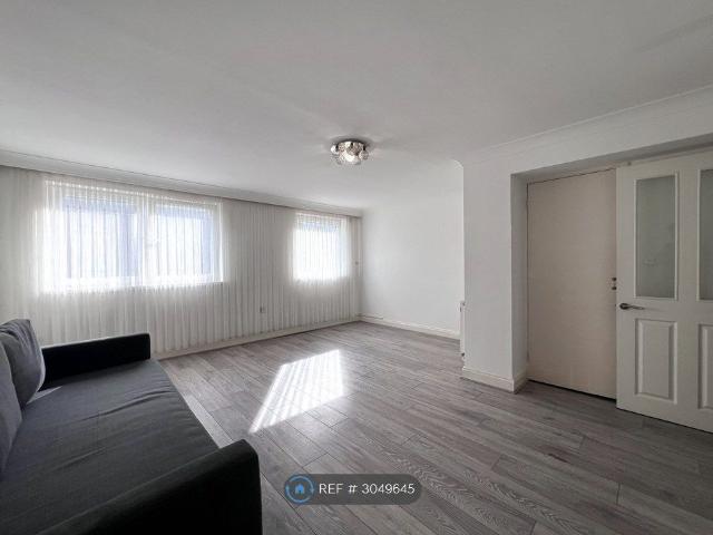 Yeomans Way, Enfield EN3, 3 bed flat to rent, £2,100 pcm | PrimeLocation