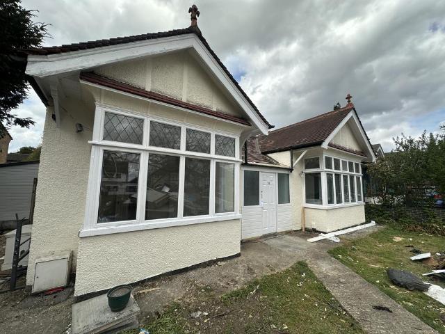 Yeading Lane, Hayes UB4 3 bed bungalow to rent £3,400 pcm £785 pw