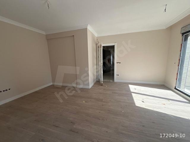 YETKİLİYİZ!CADDEBOSTAN RENDA SOKAKTA 3+1 BALKONLU ARA KAT SIFIR