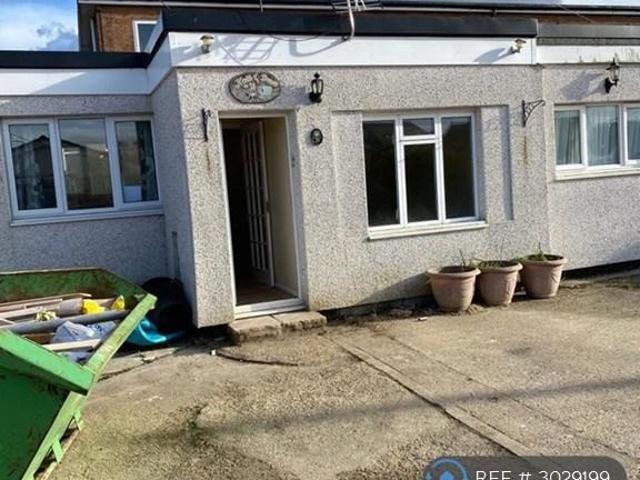Yew Way, Jaywick, Clacton On Sea, CO15 2 bed bungalow to rent £1,050 pcm £242 pw
