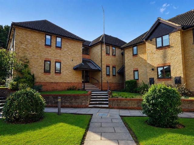 Yew Tree Court, Bury St. Edmunds IP33 2 bed flat to rent £1,000 pcm £231 pw