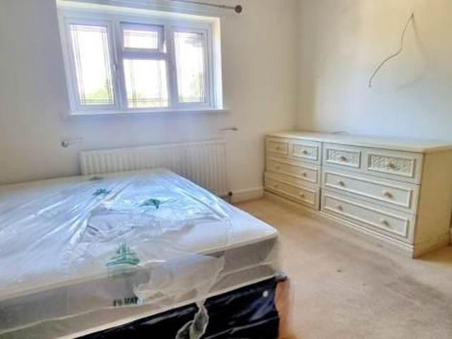 Yews Ave, London, EN1 1 bed in a house share to rent £715 pcm £165 pw
