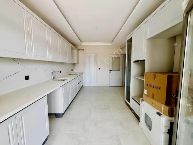 Yks'den Meram Uluırmak Mh Cadde Üzeri Lüx 4+1 3 Cepheli Daire