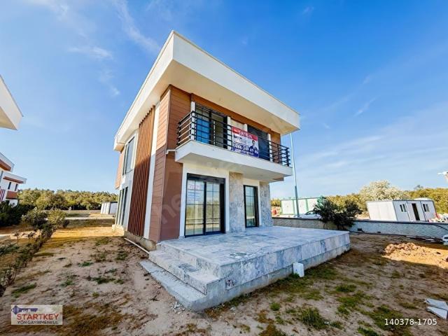 YÖN DEN AYVALIK GÖMEÇ DENİZKENT SİTESİNDE SATILIK LÜKS VİLLA