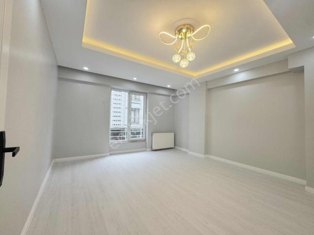 Yoldaş İnşaat'tan Satılık 2+1 85 M2 1.kat İçi Yenilenmiş Daire