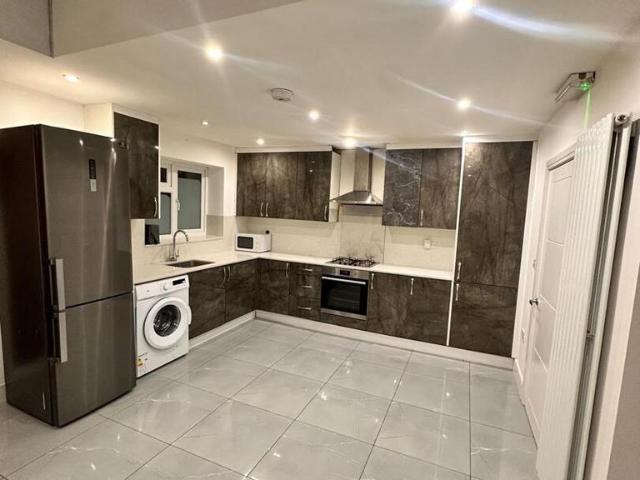 York Avenue, Hayes 5 bed house to rent £3,500 pcm £808 pw