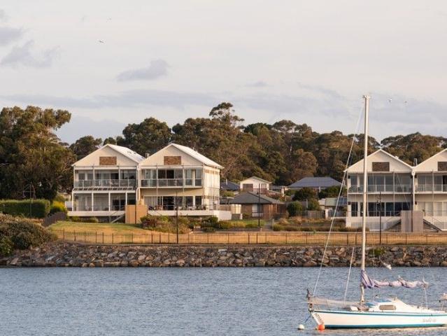 York Cove Apartment with Stunning River Views