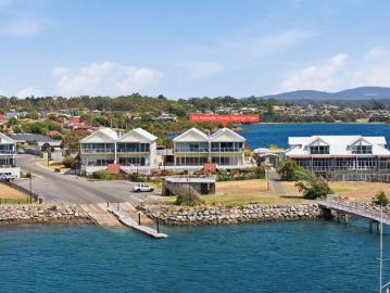 York Cove Living with Ever Changing Tamar River Views