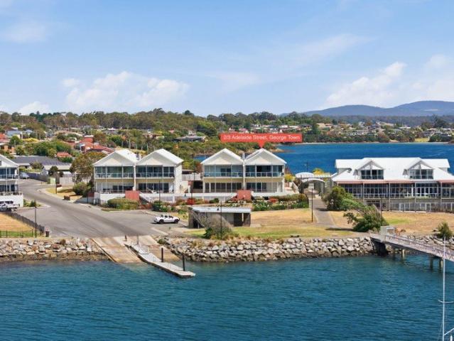 York Cove Living with Ever Changing Tamar River Views