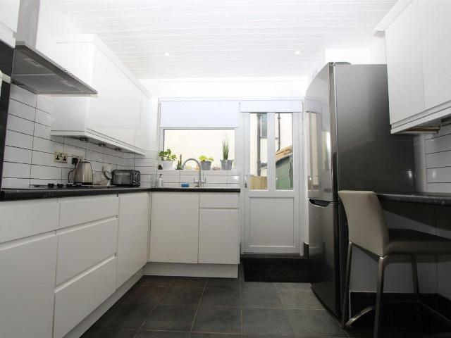 York Hill, Loughton IG10, 2 bed flat to rent, £1,600 pcm | PrimeLocation
