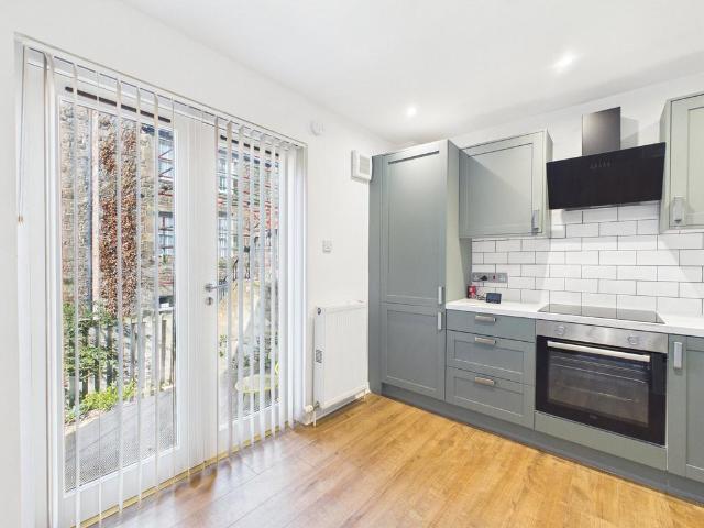 York Lane, Edinburgh, Midlothian, EH1 2 bed semi detached house to rent £1,470 pcm £339 pw