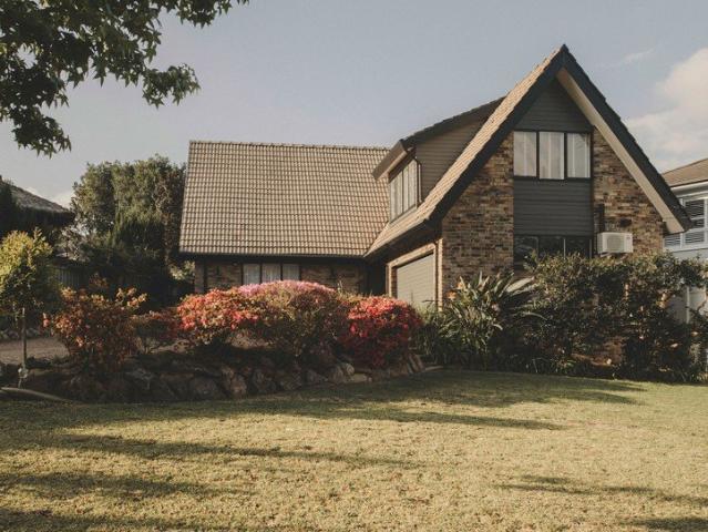 'York Lodge' Timeless Family Grandeur on an Exceptional 936sqm Estate