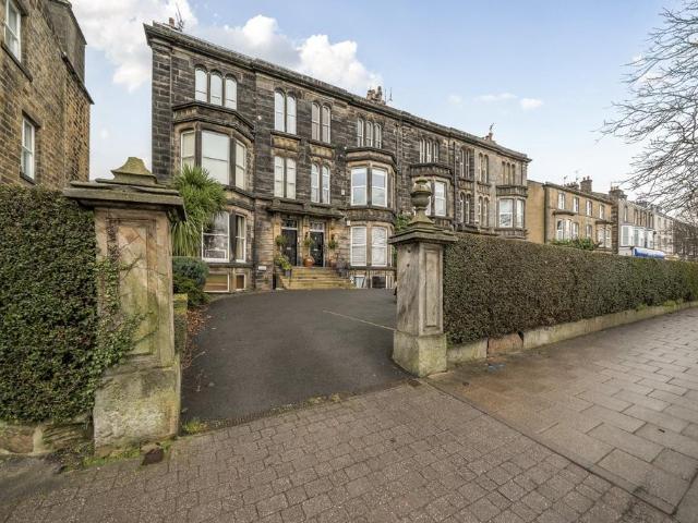 York Place, Harrogate, North. 2 bed flat to rent £2,100 pcm £485 pw